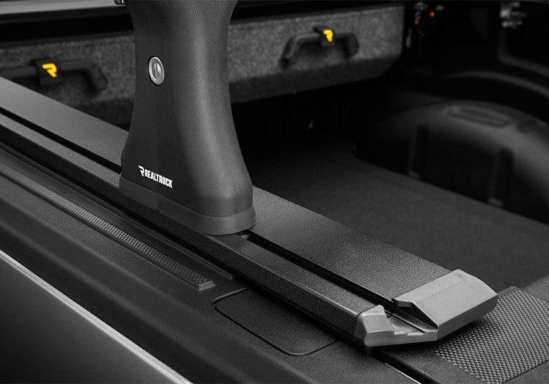 RealTruck 04-24 Nissan Titan CC 5.5ft Bed (w or w/o Utilitrack) RetraxPRO EZ-Off FRC-4000